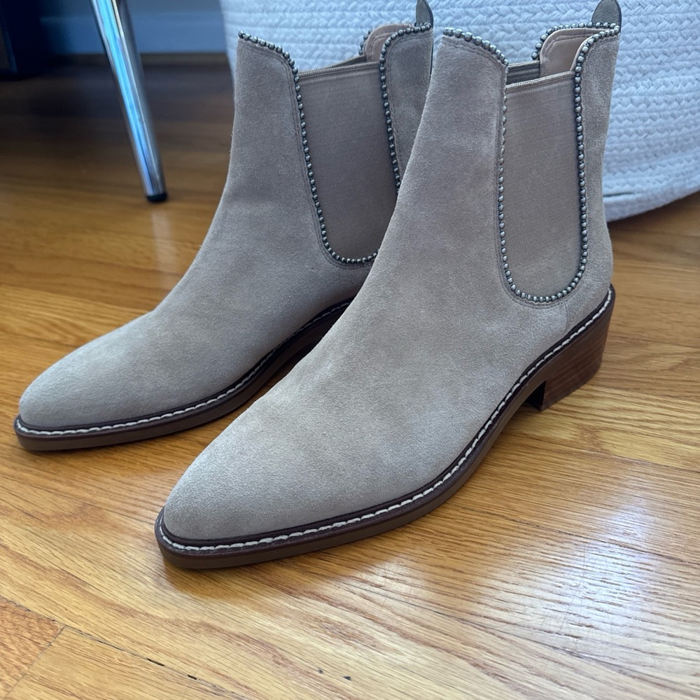 Coach Women’s 8 Beaded Western Style Beige Light Brown Suede Boots Low heel